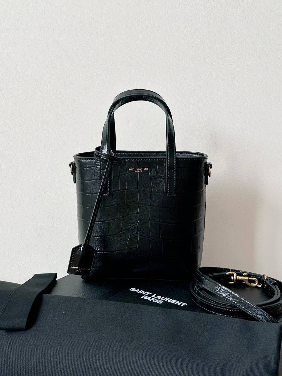 ys1 mini tote鳄鱼纹🐊 这只包在mini包中一定有它的一席之地 第一，它包身够小够可爱 第二，它容量够大够能装 第三，它鳄鱼纹压纹够抗造 就冲这三点，几乎没有哪个小可爱能打得过它 小手提➕可拆卸肩带的设计在实背性上也更出挑 没有槽点的小可爱，我超爱！！ 必须zp开发的啦，相似度看对比图！ 质量就请放心的交给我们哈！ 鳄鱼纹：18×17×8cm712367m