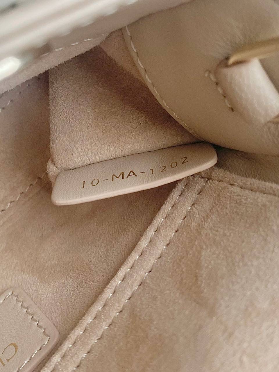 胭脂米色🤎超迷你 𝗗𝗶𝗼𝗿 𝗗-𝗝𝗼𝘆 𝗯𝗮𝗴七夕爱心款 时尚果然就是轮回，回归了一把中古戴妃 长方包形，短链条➕细长肩带直接封神！！ 复古时髦感超强，真是什么场合都可以把住 绝对是lady中的天花板了，强势出圈啦姐妹们😍🤩 17.5×10.5×6cm