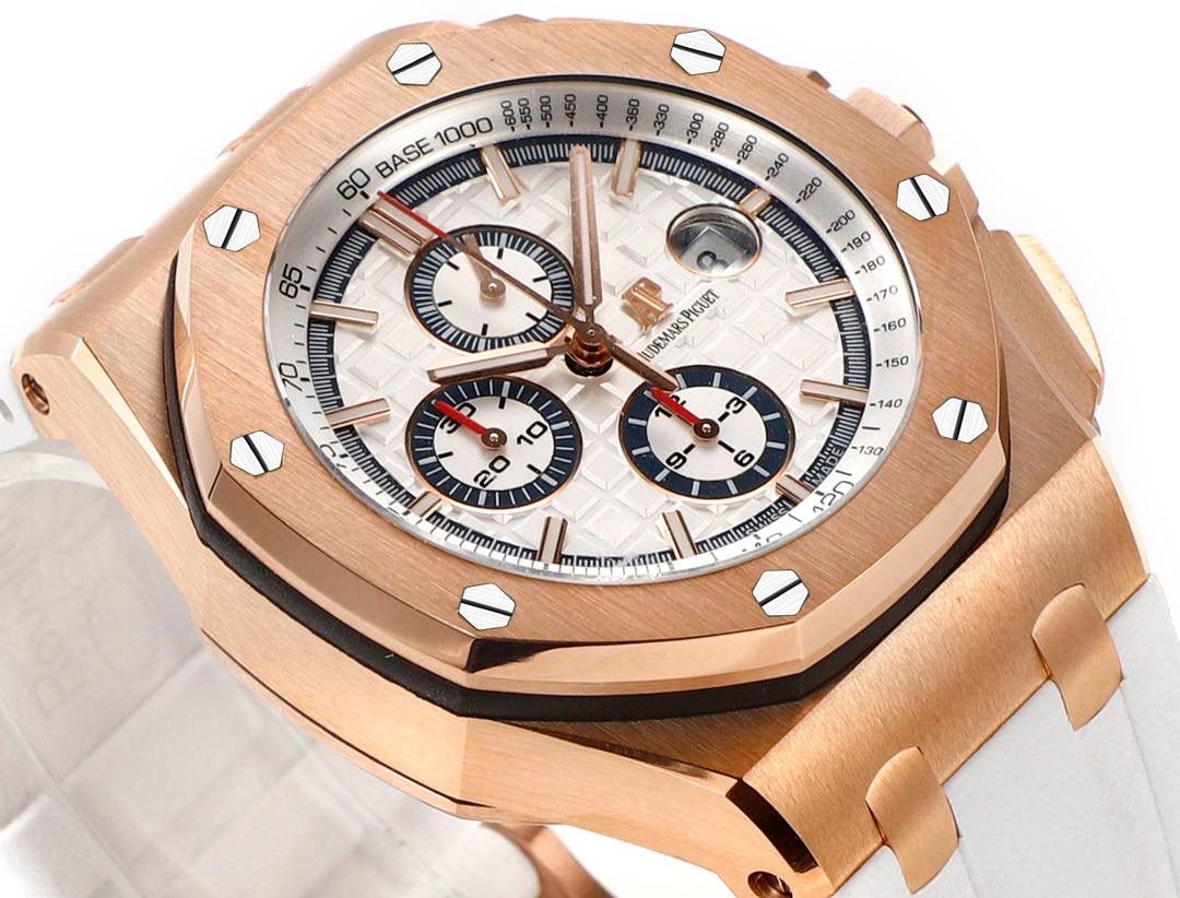 表盘以爱彼经典的大格纹为背景，一个个层次分明的方格排列，经过完美的打磨，将尽善尽美体现得淋漓尽致。三点位的日历表盘，在蓝宝石玻璃凹透镜的作用下，TPE扩大效果与原版一般无二。每一根大小表针，无论从各个角度来看都没有出现毛刺现象，这一点解决了大部分强迫症表友一直存在的烦恼！刻度与表针中间部位都采用瑞士进口夜光粉，每一个个体都做到手工填充，均匀饱满度是机器填充远远比拟不了的，亮度与发光颜色与原版几乎一致！机芯方面采用7750改3126的计时机芯，十二位的小秒，六点位和九点位的12小时计时与30分钟计时，完美的还原了原版的所有功能，经过JJF团队的精密打磨，大大提升了7750基础机芯的稳定性，缓解了一直以来计时机芯款式空有其表的尴尬现象！做到无可挑剔，堪称天花板级别，欢迎广大表友品鉴！💯🔥