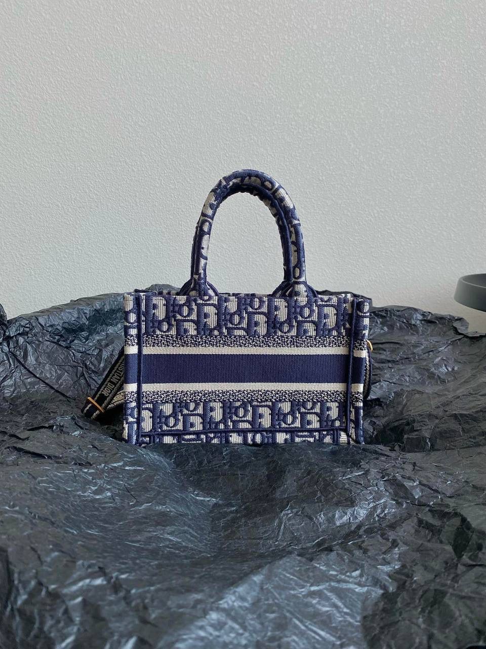 🈶老花蓝，超迷你 𝗗𝗜𝗢𝗥 𝗯𝗼𝗼𝗸 𝘁𝗼𝘁𝗲24早春新款 不得不说，D家确实好会玩啊 可以背的托特来了！简直不要太棒 在最最最经典的托特上又衍生爆款了 可可爱爱的mini尺寸，恨不得天天背啊啊！！😍 21.5×13×7.5cm