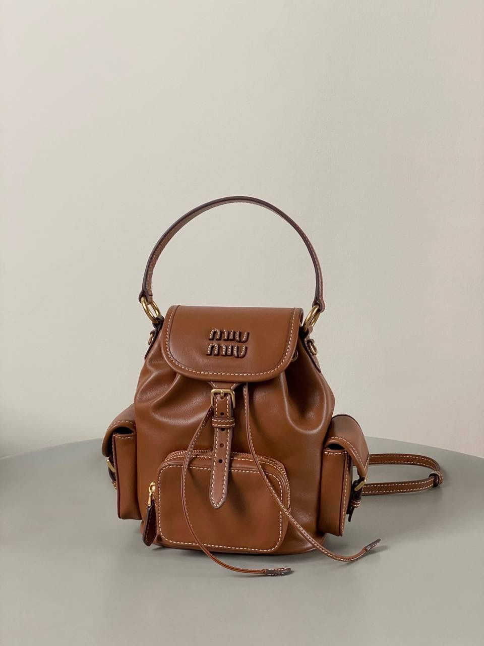 🈶干邑色小号 𝐌𝐢𝐮𝐌𝐢𝐮 双肩包·牛皮 万众期待的全皮款双肩包！ 它终于出来了，天天被催爆🤪 只有真的好看好背才能一直被惦记 全皮很有质感，手感超级软乎 自重很轻！容量也足够日常 再挂上可可爱爱的挂件呼呼～ 太好看了！！可以闭眼入 小号：18×22×11.5cm #F0060m 大号：25x29x12.5cm