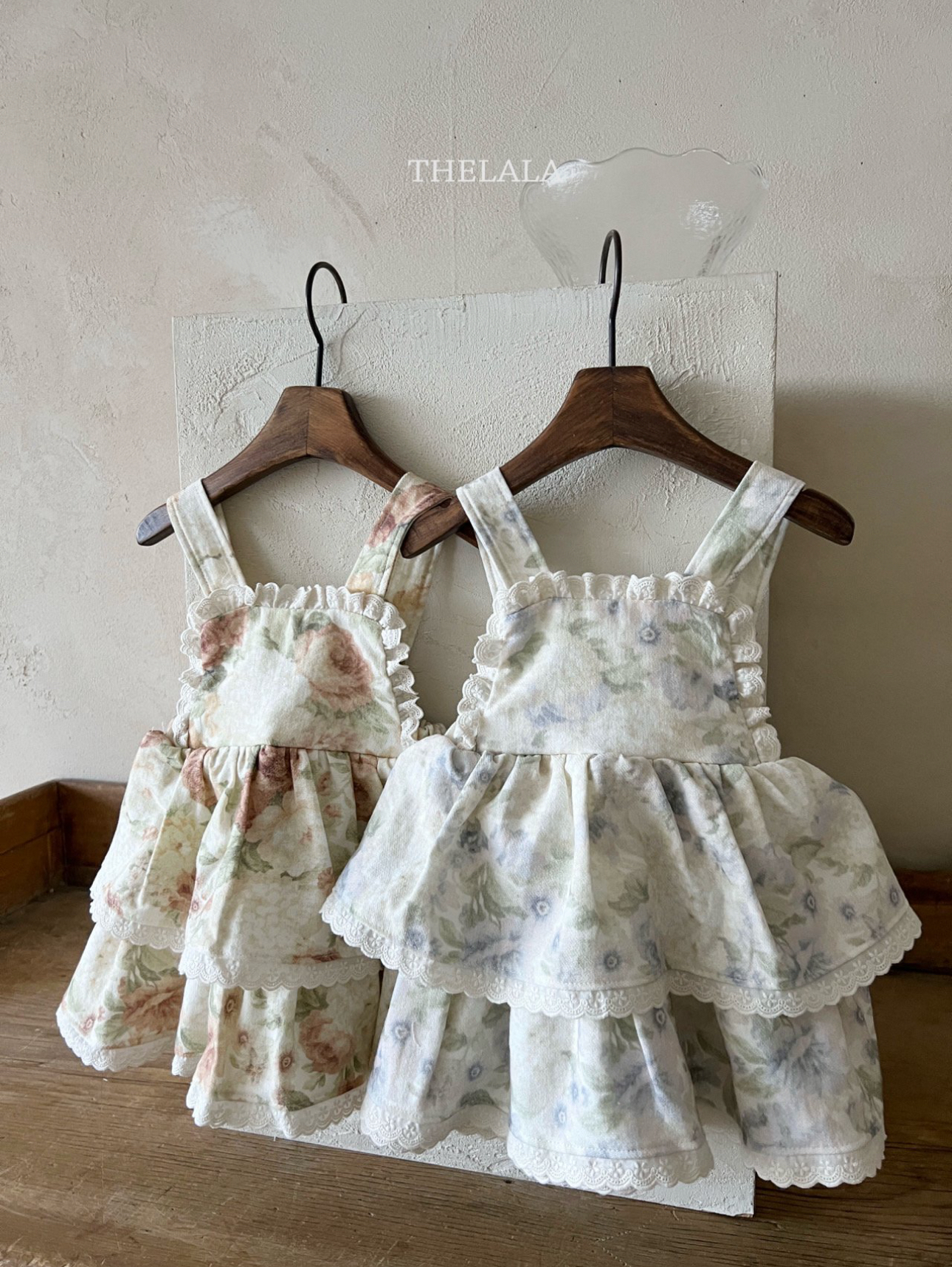 🌸預訂 韓國直送🌸🇰🇷THELALA兩色花卉滿印蕾絲花邊吊帶連身裙