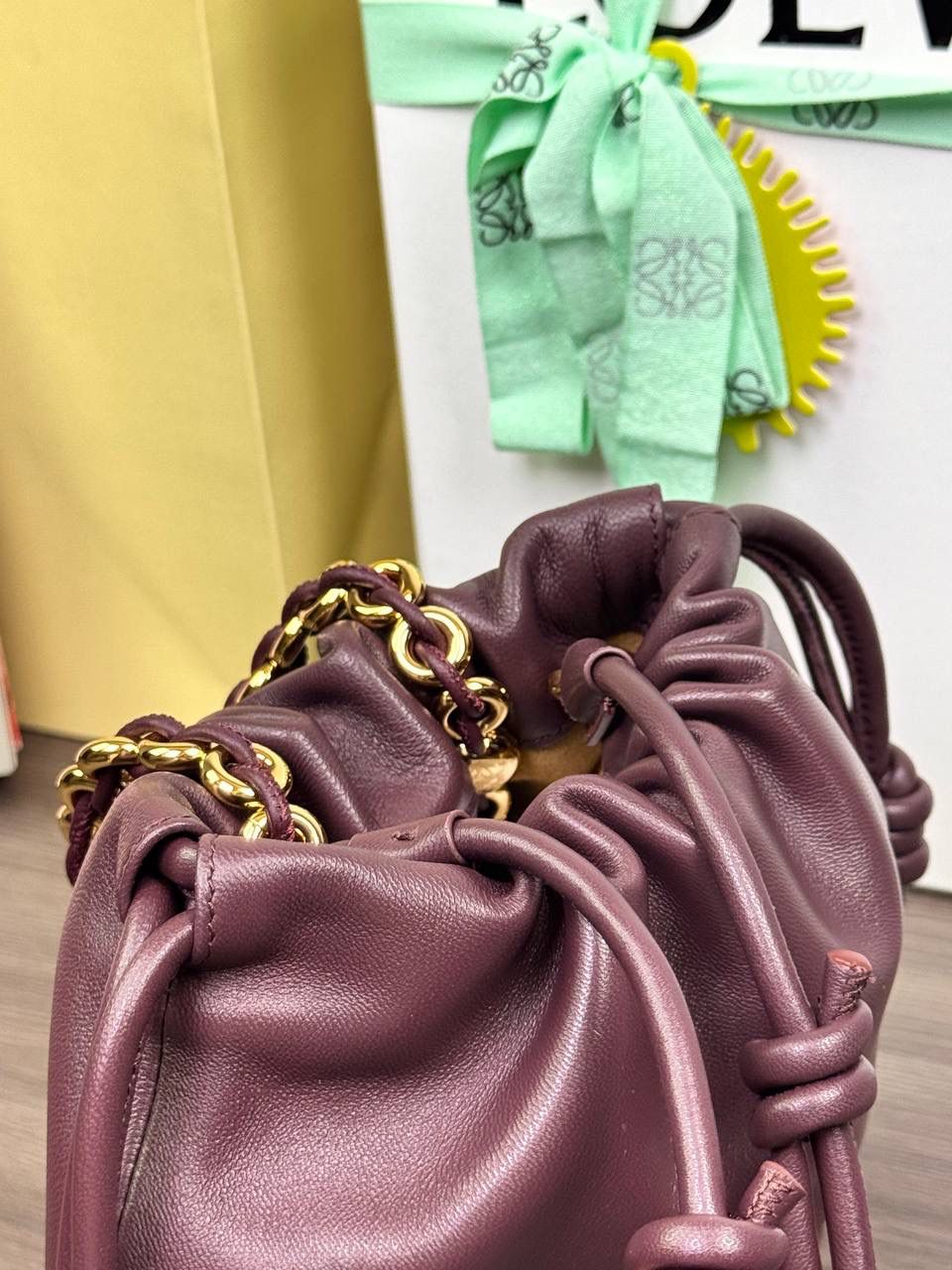 🎈迷你链条款𝙁𝙡𝙖𝙢𝙚𝙣𝙘𝙤 𝙋𝙪𝙧𝙨𝙚羊皮 ——【勃艮第红】 尺寸：𝟐𝟑.𝟓-𝟓-𝟏𝟕𝐜𝐦 编码：062347 👉🏻延续福袋收缩绳褶皱设计，羊皮包身手感细腻柔软❤️ 👉🏻链条肩带➕皮肩带的双肩带设计，时尚百搭，给足了集美们多样化的选择。肩带可拆卸可调节，磁扣开合，正面烫金𝙇𝙤𝙜𝙤，呈现出高贵典雅的视觉感😍 👉🏻独家背景➕独家品质➕独家全套砖柜礼盒套装，市场高端品质皆在我手✌🏻