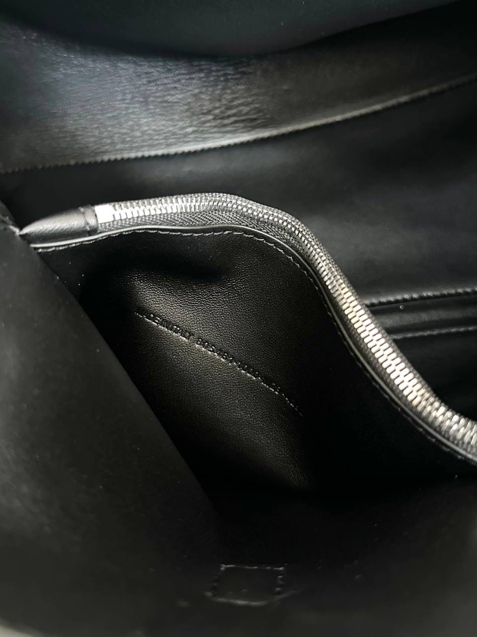 销量王🔥 ba1enciaga bel air 黑银中号🖤 新发手袋，火力全开 B家这季是打算了H家杠上了哈哈哈！ 我想说的是，从rodeo开始，B家就赢麻了 这个bel air是真好看，它还很好玩儿～ 第一，包身两边的耳朵处可收紧，也可敞开 第二，包身前面三个"小口袋"是假的！它翻起来用皮带穿过去后，就可以得到另一个极简风的bel air！这个设计我给一百分❗️ 总共有5种结构可以玩弄，太有意思啦😆 超大的包身，可以装下全世界 29×26×16cm805481m