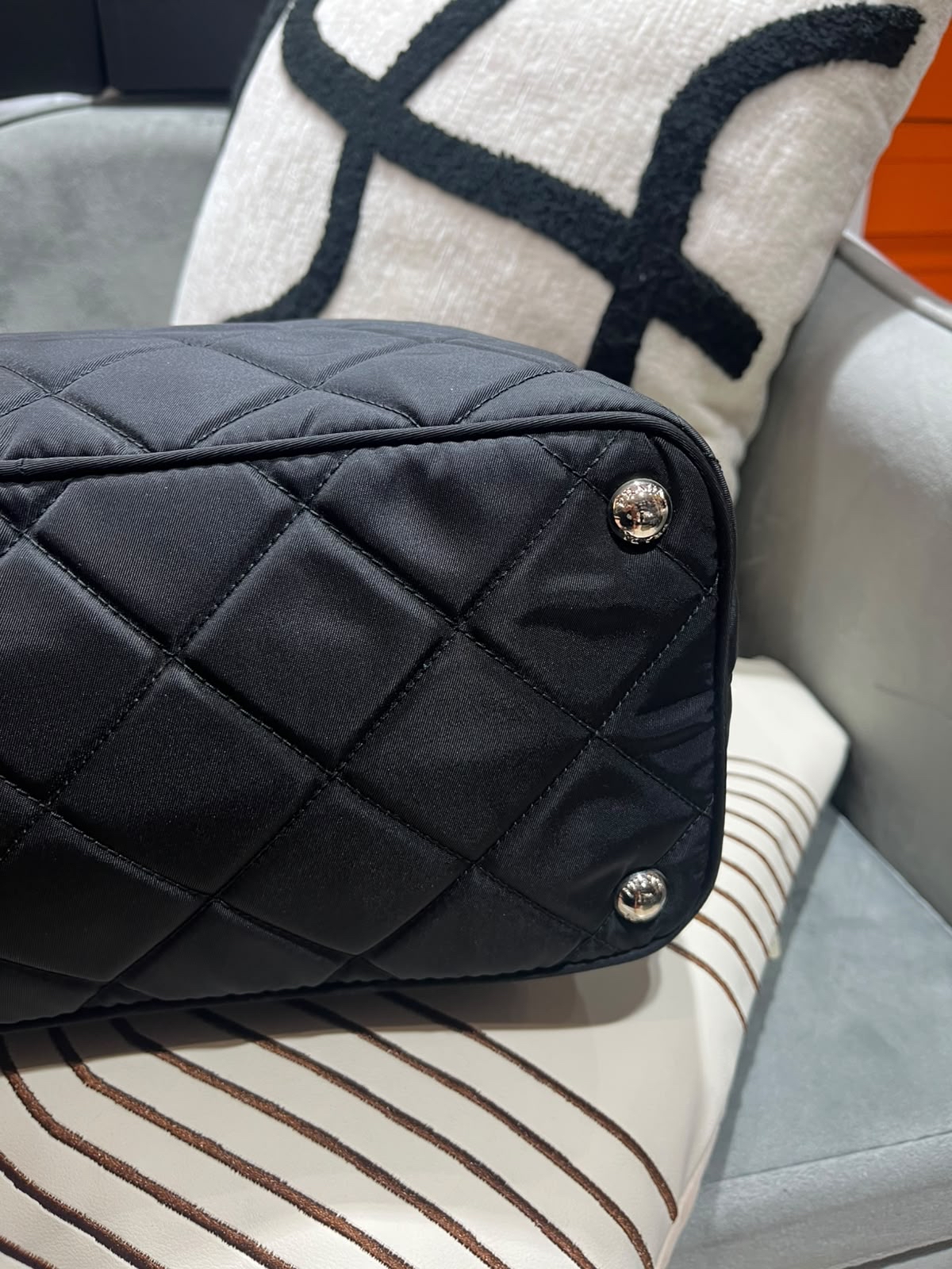 Prada nylon shoulder bag  100%Authentic ,98%new✅dust bag