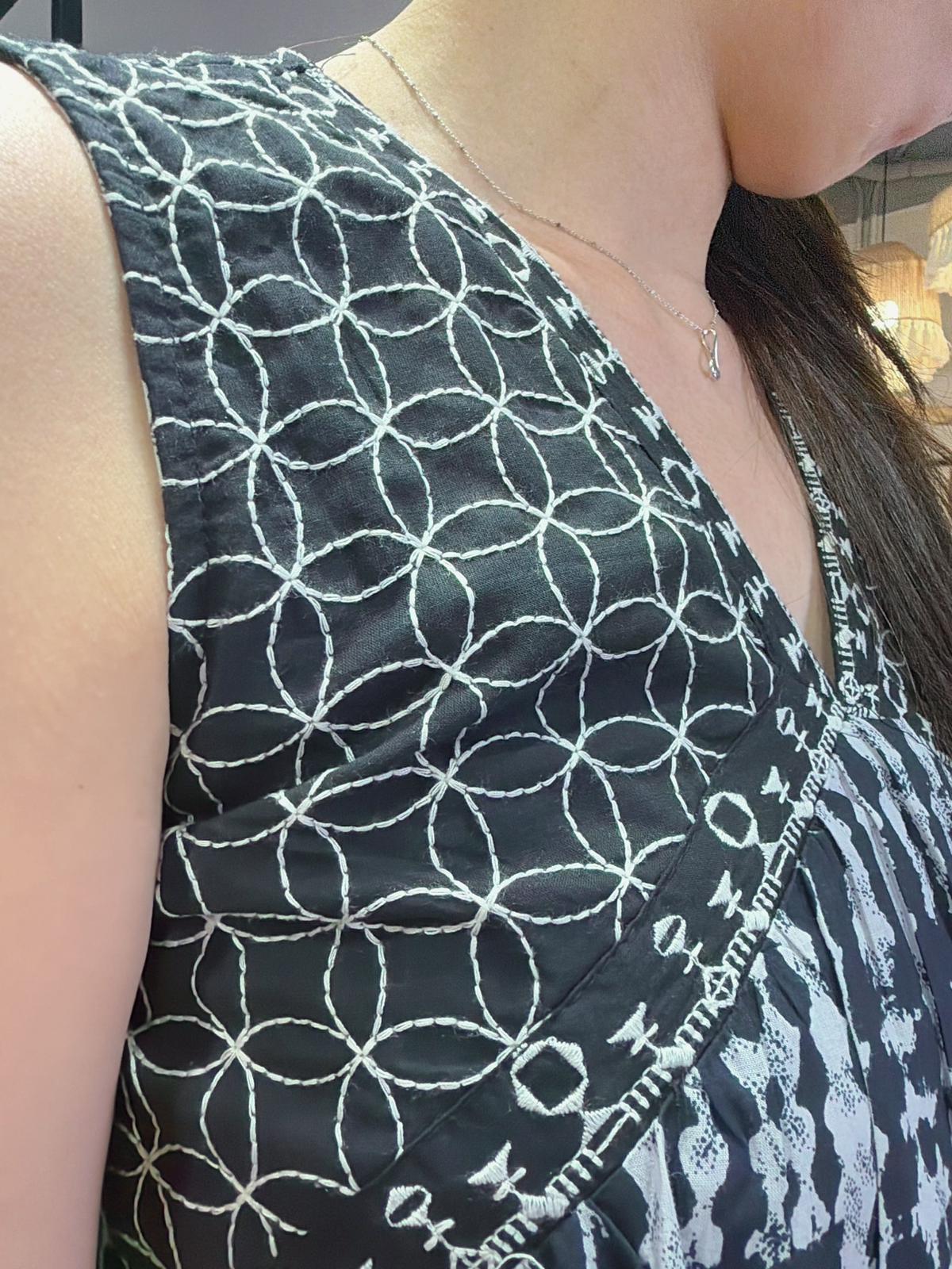 2190 Black & White V-Neck Sleeveless OP 47"