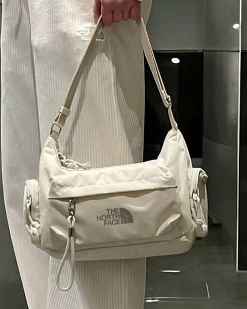 $145隻。2隻起$ 135隻。Tnf Bonney Hobo Bag