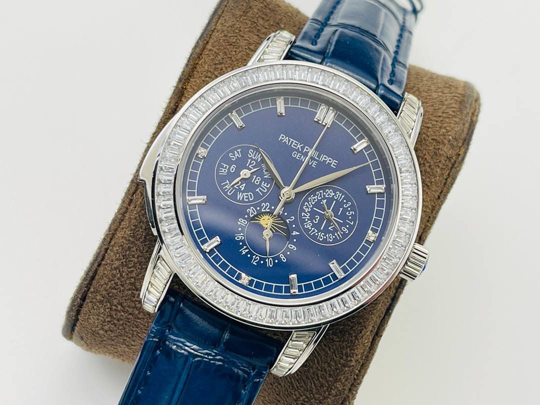 【2022诚意推荐】百达翡丽超级复杂功能系列5073P_010腕表。用心之作，细节方面： 1⃣️突破多层技术瓶颈，机芯型号为CH 29-535 升级版，质量稳定！ 2⃣️尺寸42毫米，与专柜一致。 3⃣️表圈和表耳镶103颗长形钻石。 4⃣️表带搭配意大利头层小牛皮，表扣上镶钻石更显示这块腕表的豪华气质。适合各种商务场合，简敛精致不失优雅！