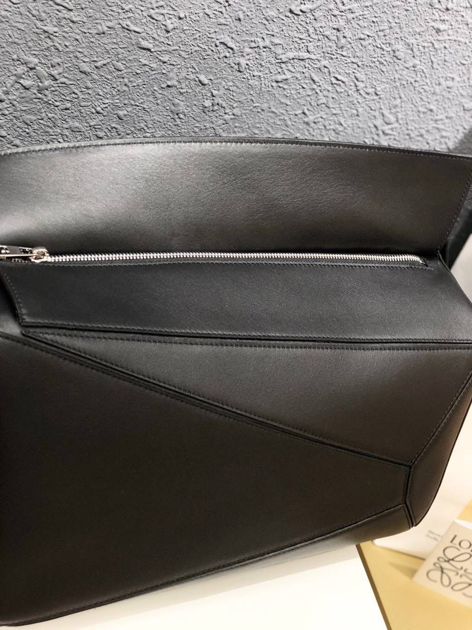 🖤 罗家经典𝐏𝐮𝐳𝐳𝐥𝐞 大号手袋 尺寸：𝟑𝟔-𝟐𝟕-𝟏𝟒𝐜𝐦 编码：061607 颜色：平纹/黑色/白标 🖤 凭借其创新的长方体形状，舒适的触感和高实用性，准确的裁切创造出了立体感。 人字纹棉帆布内衬，Anagram空压点缀，一个内部插袋隔层，后拉链口袋