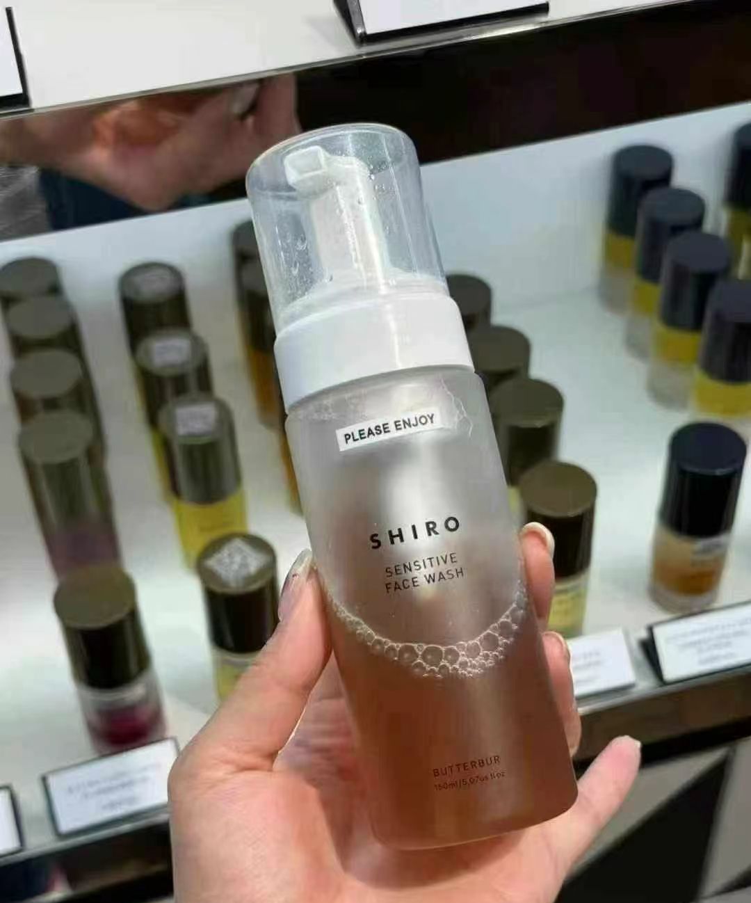 🇯🇵好好用的泡沫慕斯洗面奶 🇯🇵Shiro冬花洗面奶 超級綿密舒服的膚感 排隊都在買的人氣單品 對痘痘閉口皮膚有消炎作用 換季容易泛紅 角質薄非常適合敏感肌