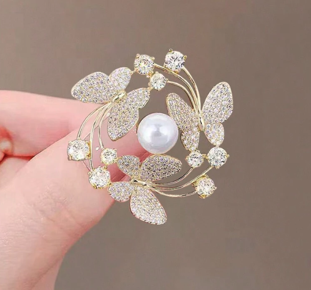 Timeless Wreath Brooch 