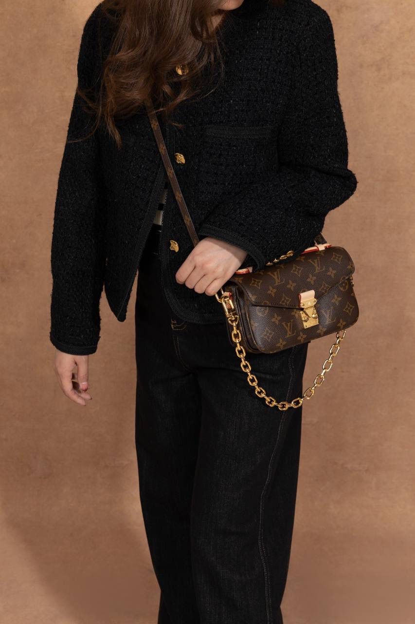 LV小邮差🎀 尺寸 21.5 × 13.5 × 6cm，小小一只很精致～Mini 小邮差设计，经典中带点新鲜感。链条是可以拆的，很灵活： 👉 装链条就变腋下包，复古感满满 👉 老花肩带可以调节，肩背、斜挎都 OK 👉 肩带随你换，怎么搭都好看 👜 包包本身很轻，背久也不会累～里面还有隔层设计，东西好放又整齐，用起来真的很舒服 👍 这一款真的是新款里的黑马，大爆款预定，强烈推荐啦 💕 选LV这只包，日常出门直接帮你加分，怎么背都很有型 😍