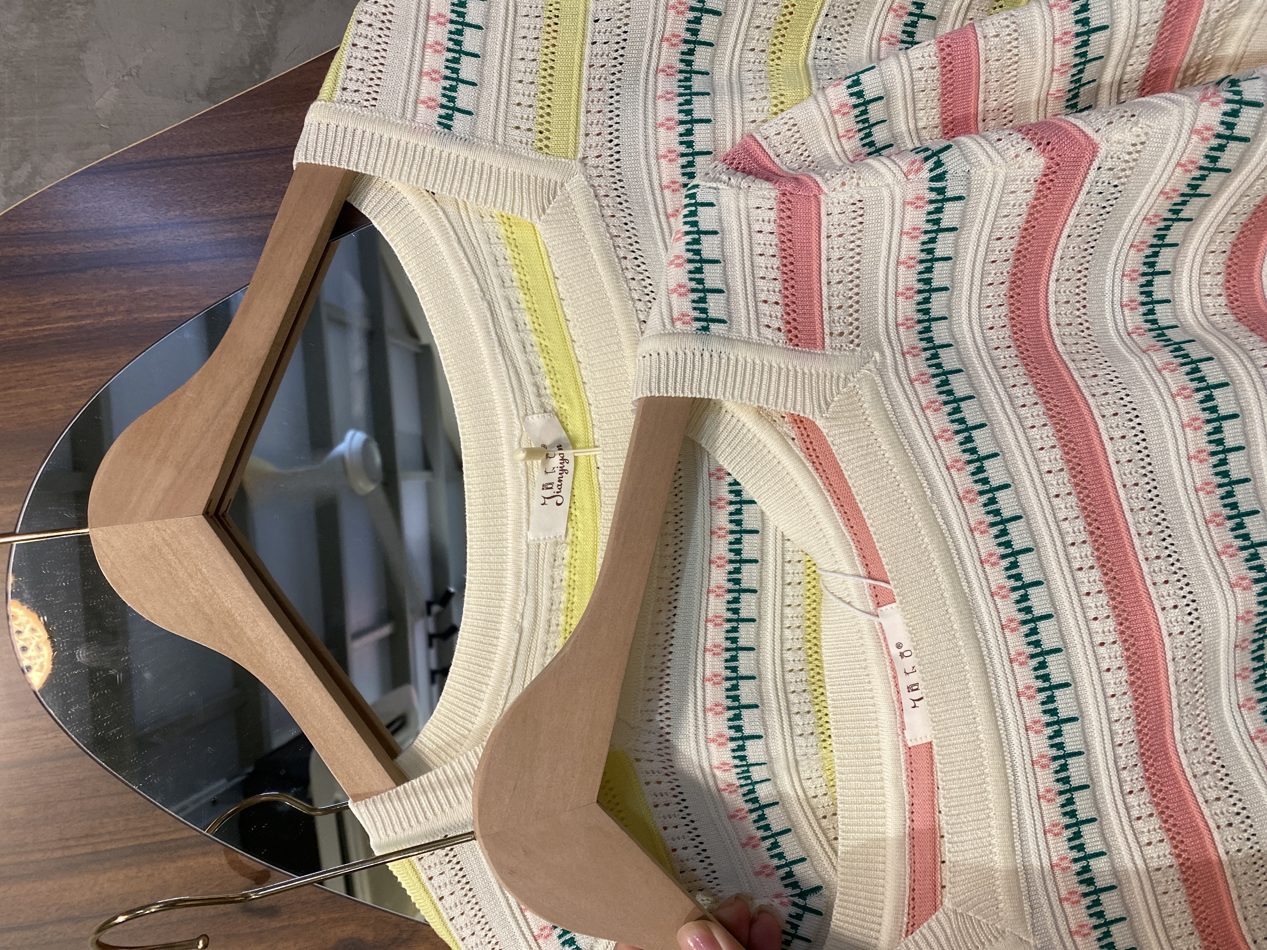 4668号-针织方领花花条纹上衣