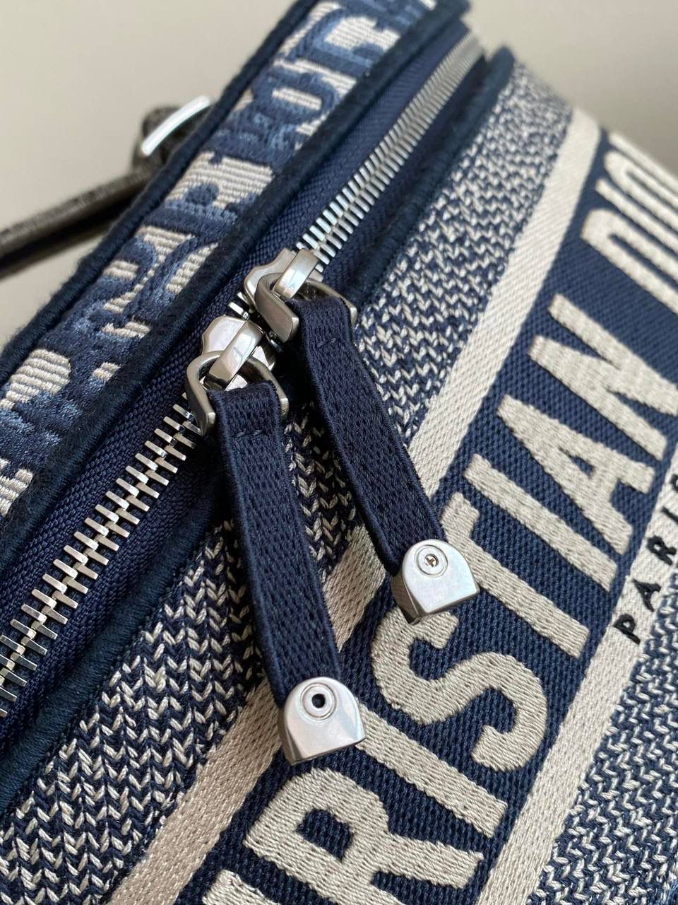 🈶化妆包，大号 𝗗𝗶𝗼𝗿 𝗢𝗯𝗹𝗶𝗾𝘂𝗲化妆包/洗漱包 每个女孩子都需要拥有的超级能装化妆包！经典的老花帆布刺绣颜值超高 ，容量巨大到瓶瓶罐罐都没问题！边惊讶边感叹这也忒能装了！旅行在外一包搞定！便捷式手提设计日常还可手拎凹造型不要太酷了！ 23.5×14×18.5cm #M915m