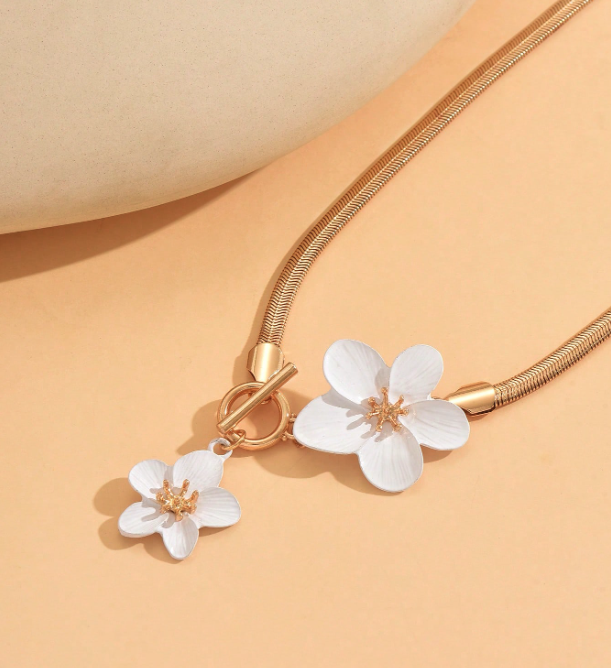Chain Necklace with White Blossom