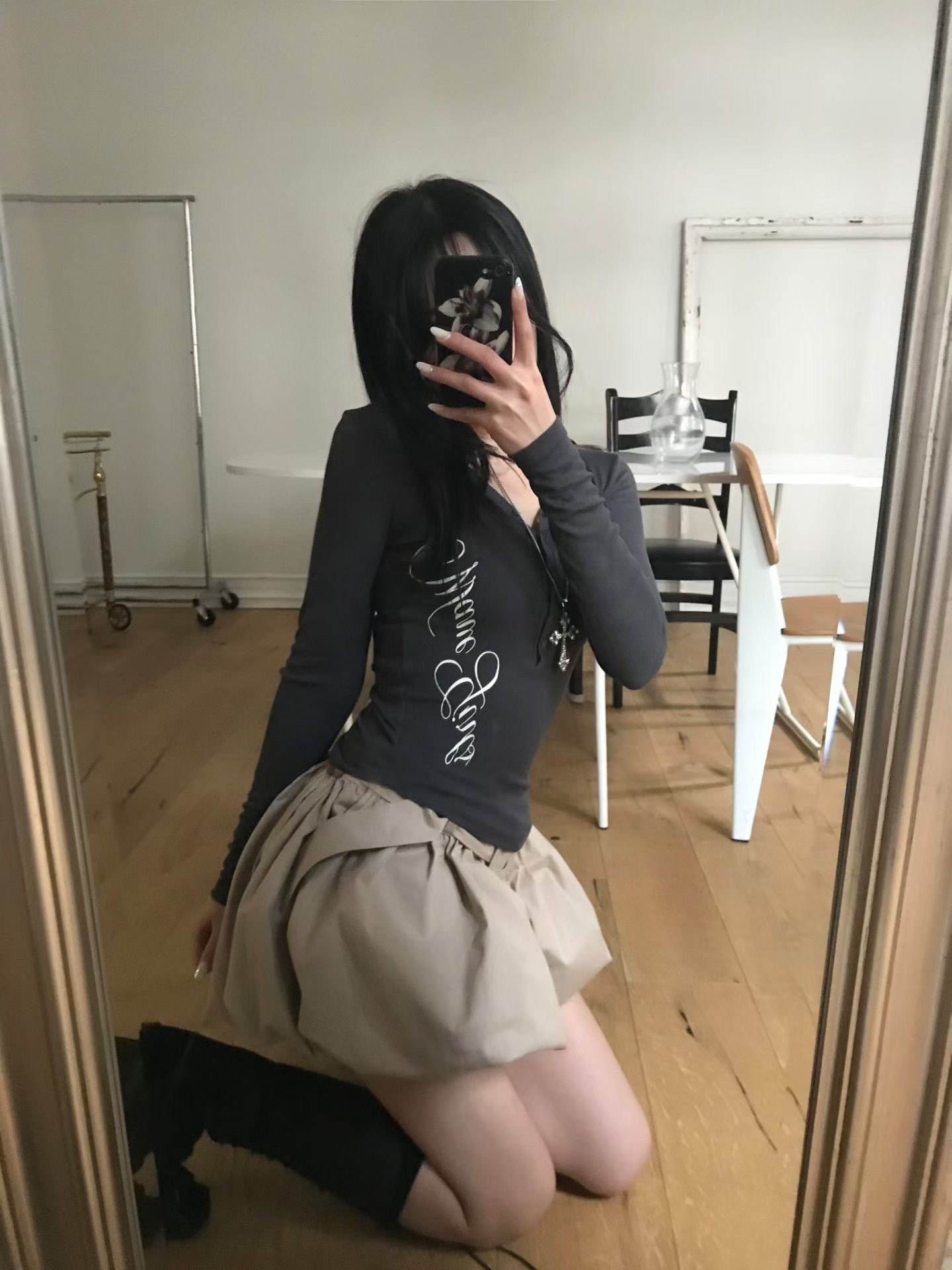 辣妹必備！韓國扣扭字母v領Top