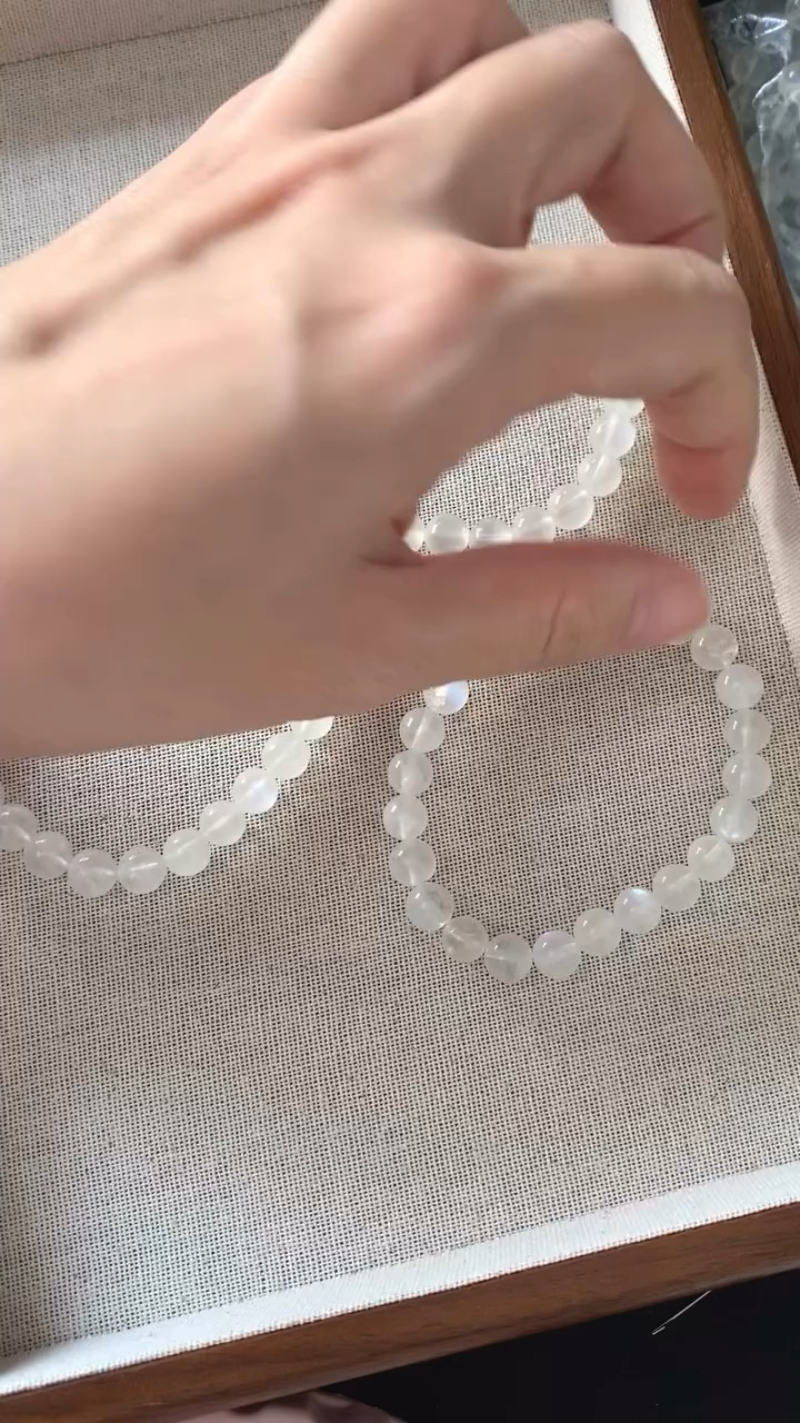 高货蓝月光 ｜ High grade Moonstone 7.8mm RM168蓝月光石的主要功效包括平衡情绪、增强直觉与灵性、促进爱情与人际和谐、守护女性能量以及改善睡眠和身体健康。它具有柔和的能量，能帮助镇定心神、洗涤负面情绪，同时启动内在的直觉与创造力，并在爱情、生育、婚姻等方面给予支持Moonstone is thought to be an emotional healer and will help you discover stability while fostering feelings of power. Moonstone Jewelry helps you maintain emotional equilibrium and gives you self-assurance in any circumstance. Those who struggle with rage issues would feel at ease and peaceful after using moonstone.#moonstone #蓝月光 #水晶手串 #天然蓝月光 #马来西亚水晶网店 #crystaljewelry #crystalhealing #crystalbracelet