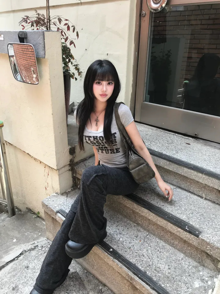 Ribbed Scoop Neck Graphic Top
