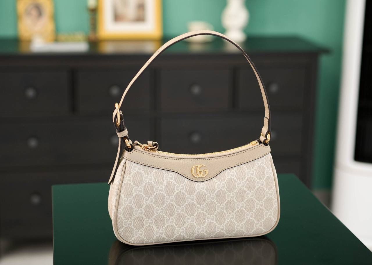 🥯GG Ophidia系列小号手袋 腋下包 燕麦色 25cm 意大利Marbella Pellami进口皮,猪皮纹配经典的双G老花PVC,也是很别具一番风格的！简洁大方超百搭，这款腋下包版型款式都很nice，值得入手~燕麦色超级适合夏天哟！ 官方款号 735145 尺寸：25x15x6cm