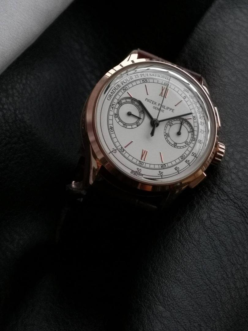 百达翡丽复杂功能时计5170G多功能腕表，堪称腕表精品当中的精品！😍✨🔥 腕表直径为42毫米，作为一款男士腕表，它的表盘大小适中。为我们奉上对称的美感，整个表盘的布局大方得体，包括了如此之多的功能的同时，又不会让人觉得繁杂。 机芯采用了7750机芯完美还原正品诸多功能，提供了强大的时间衡量功能。意大利牛皮表带，专属的灯笼扣，任何季节，任何场所，任何职业人均适合佩戴，让手腕佩戴得更舒适，让气质绽放。此款腕表具有30米防水功能，满足大众日常生活，休闲度假必备腕表。 百达翡丽5170G可以说是腕表中的精品，功能方面的巧妙构思，外观上的合理布局，以及优越的机芯性能，无一不体现出百达翡丽的独特设计，一件经典的艺术品，一件完美的收藏品。