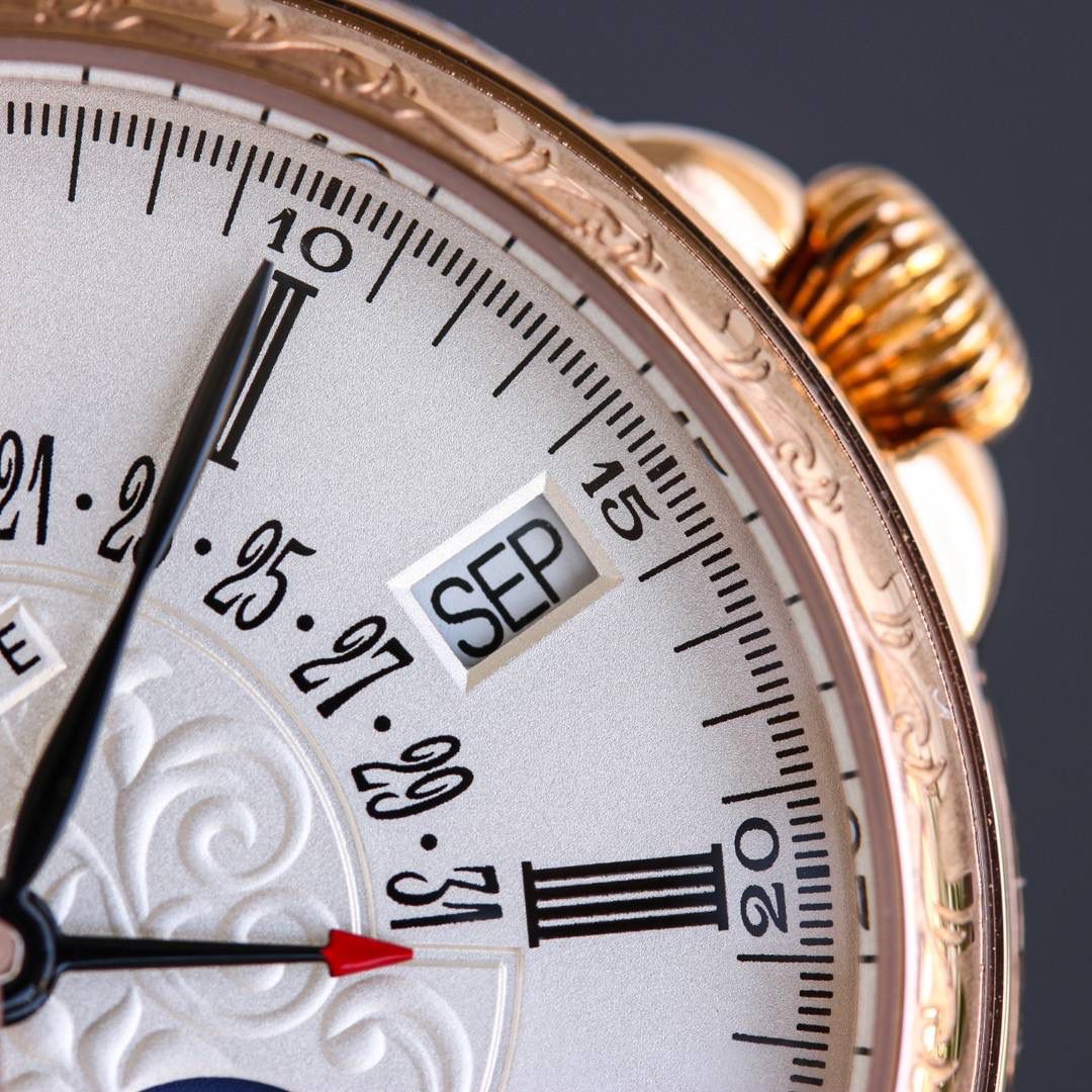 百达翡丽5159万年历腕表✨ 儒雅登场 38mm黄金尺寸+百搭表耳，大小手腕都适配，商务正装露半节超显贵气💼，上手舒适有分量，成功人士标配，戴出排面与底气🤩 ✅表壳精磨细造，温润如玉质感拉满 ✅冲压后盖衔接清脆，防水性能升级 ✅刻度指针贵金属电镀，质感更出众 ✅锅盖型微凸蓝宝表镜，通透辨时准 ✅贵金属钢印立体清晰，细节超规范 🔥定制Cal.324一体机芯｜更薄更稳，仿真度拉满 🎩意大利小牛皮表带+顶级灯笼表扣，通用原装，正装儒雅范儿拉满，人生赢家必备款！