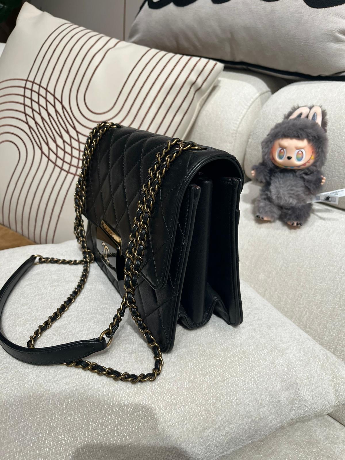 CHANEL FLAP BAG BEAUTY LOCK BLACK A93222 100%Authentic,95%new ✅ 專門店收據✅22卡✅ 塵袋 ✅ 盒 