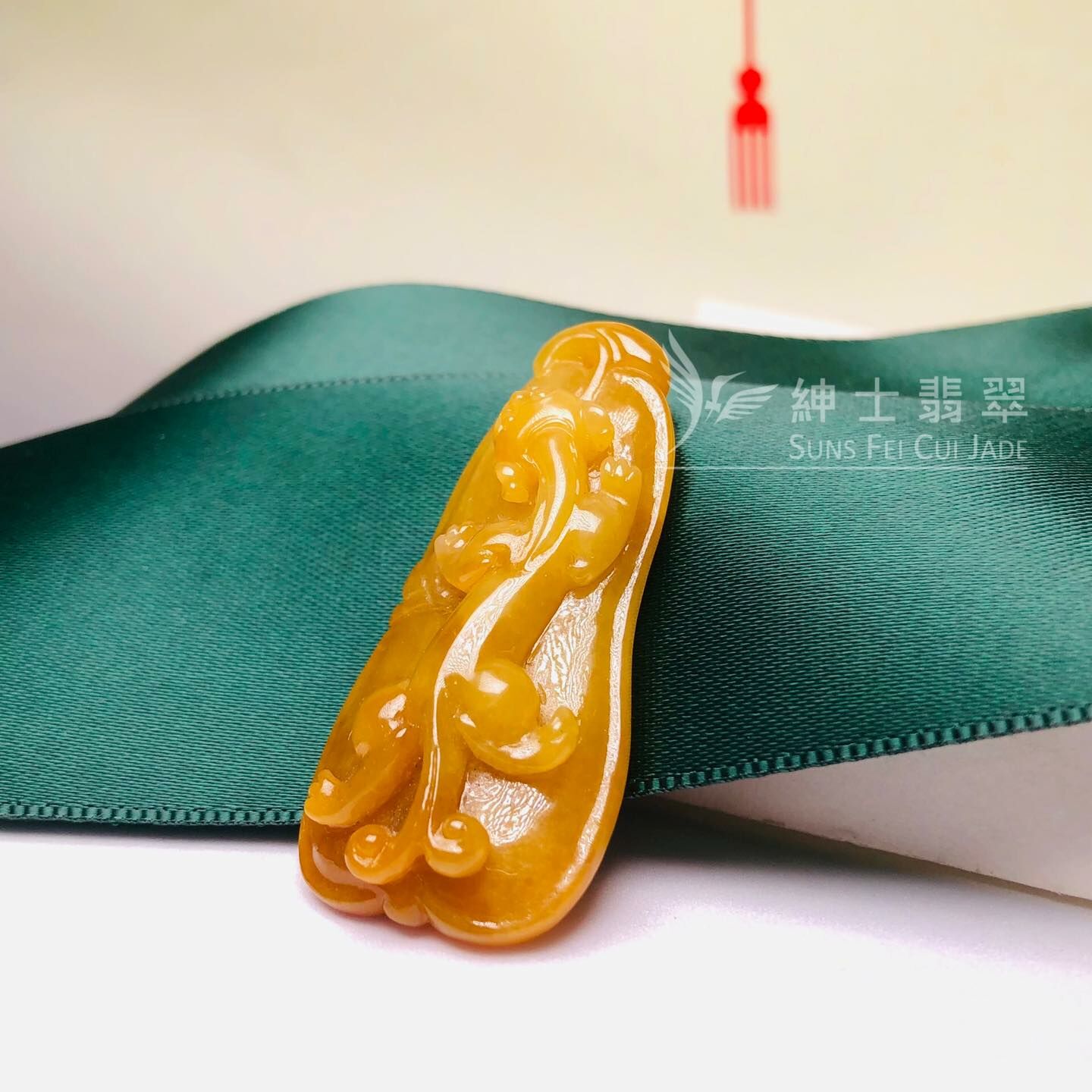 滿色翡玉螭龍吊墜