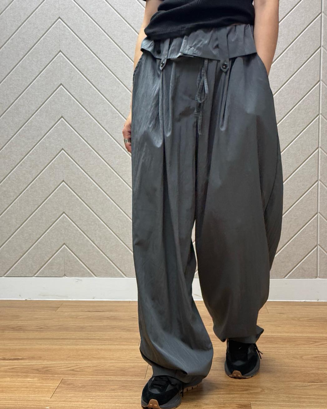 反摺腰頭皺布寬身褲