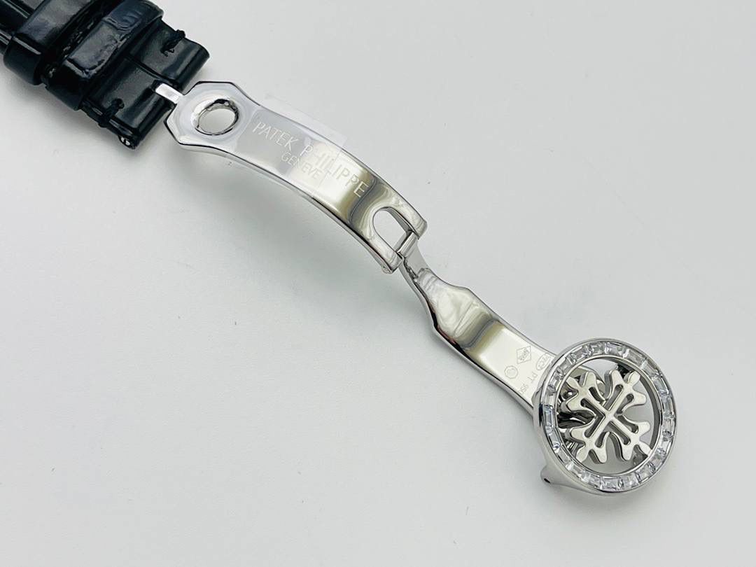 V4升级版 市场最高版本 功能跟正品一样 百达.翡丽星空升级终极版！升级细节： 1⃣️做到了跟正品满天星自动转的功能！ 2⃣️升级日历的排法和正品一样的顺序！ 3⃣️直径42毫米，厚度11毫米！ 4⃣️最大亮点：百达.翡丽星空里的月亮会根据天空上的月亮变化而变化！根据天空上的月圆月缺搬（初一月弯弯初十五月圆）到手表上了！