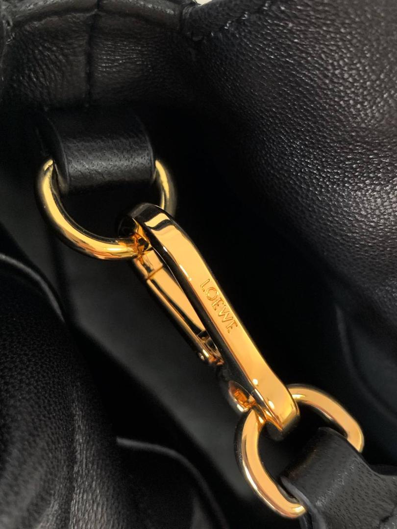 🎈褶皱羊皮福袋 —【👉🏻中号黑色到货】 编码：052028 尺寸：𝟑𝟎-𝟐𝟒.𝟓-𝟏𝟎.𝟓𝐜𝐦 ✅新款福袋采用进口纳帕小羊皮经过手工裁剪、缝合和缝制而成，🉑拆卸🉑调节肩带，多样化背法，容量超大，手感超舒适👍 ✅独家品质，对版细节，全套礼盒🎁给你满满的仪式感👍