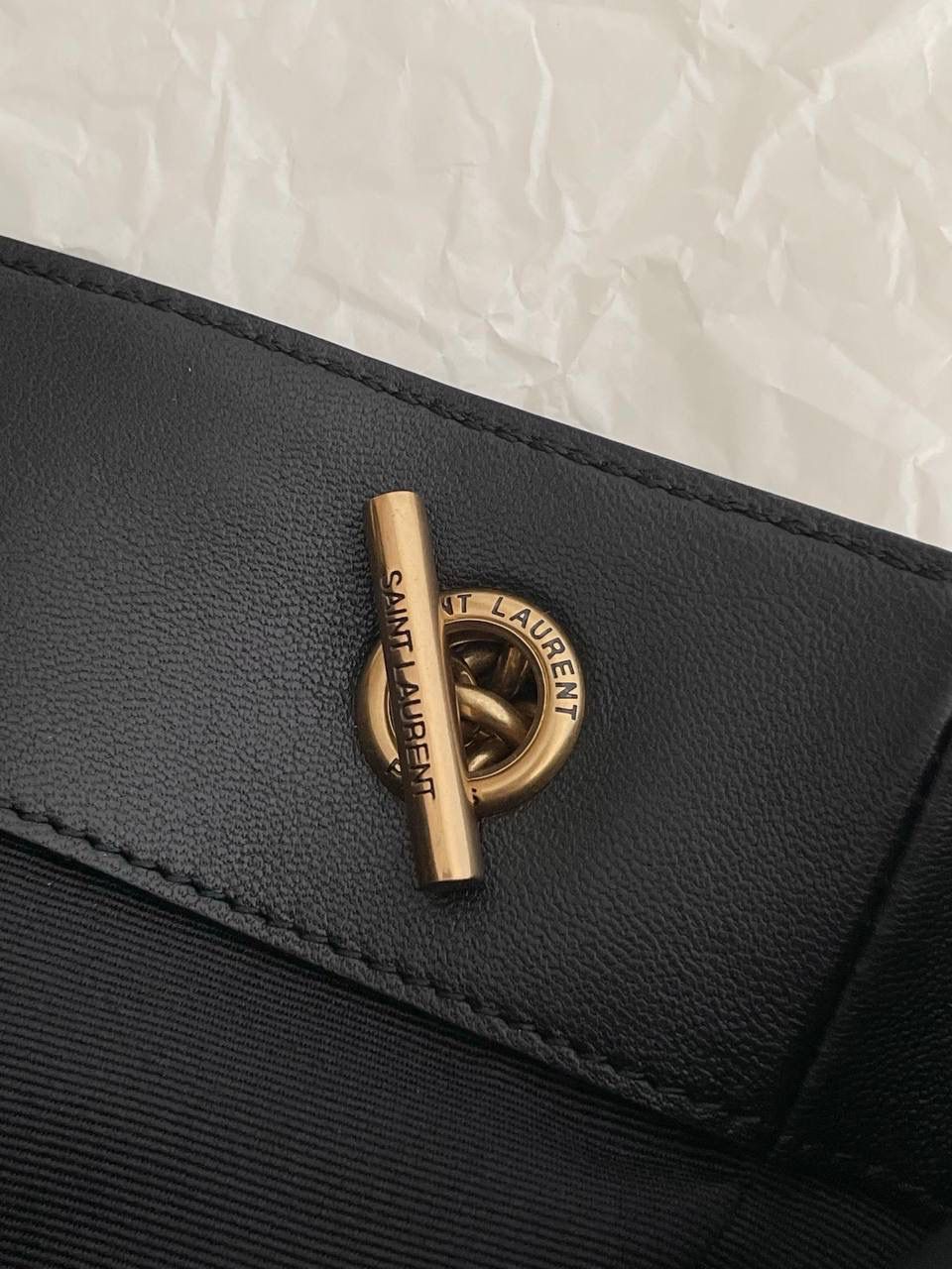 🖤小号爆款🔥 ys1 Jamie 4.3 large pochon福袋腋下包 设计师真的太懂消费者需要什么了吧 很多托特包的设计都没法让颜值和实用性两者都兼得 但是！这只tote做到了！ 它包身轻，容量大，而且还很优雅！ 是有设计在线，且贵气满满的实用型tote 我觉得比22bag好看耶 这是可以说的吗😝 还是一只可以让你实现优雅带娃的妈咪包～ 29×27×11cm833948m