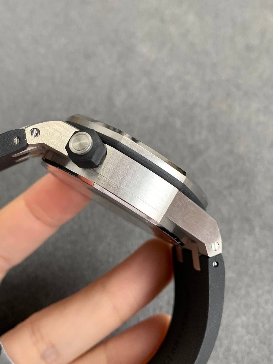 爱彼AP15710王者归来！励志要把钢表爆品细节做到最好！🔥💯腕表尺寸42mmX14.1mm！1.最强表壳打磨，地表最佳，舍我其谁，成本暴增，只为最像；2.最强机芯夹板打磨，特调色18K玫瑰金自动托颜色；3.最人性化的可松动头粒缓冲区域，确保吻合原装设计；4.最立体和最工整的盘面“饼干纹理”保证和正品一模一样：5.最持久的夜光和对的最齐的内应刻度，ZF直击重点，大家再也不用为此头痛；6.最硬螺丝，而且螺丝凹槽是月牙形状和正品一致；7.最接近原装的指针，切面锋利整齐无毛刺；8.最接近原装日历放大镜，通透性市面最强；9.最强蓝宝镜面通透感官，并镀有防眩晕增透镀膜；【机芯】采用ZF独家定制版AP.CAL.3120机芯，功能稳定，外观最像‼️‼️