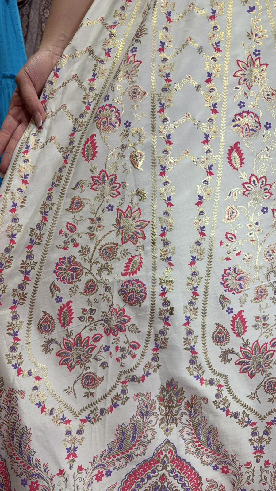 2975 White Pearl Foil Stamping Skirt 40"