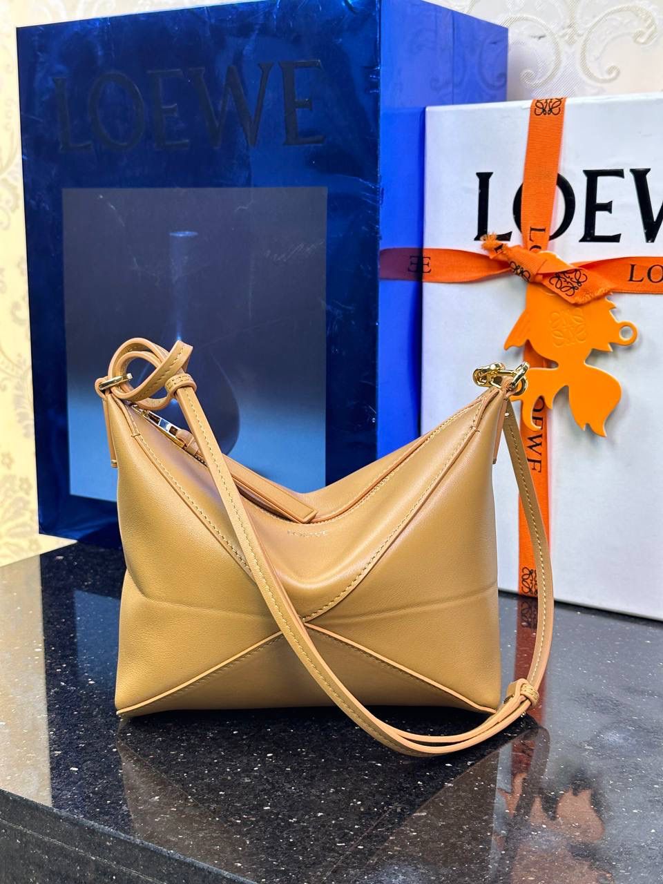 ♥️𝙋𝙪𝙯𝙯𝙡𝙚 𝙁𝙤𝙡𝙙 ——【暖沙黄】 尺寸：𝟐𝟑-𝟔.𝟓-𝟏𝟓.𝟓𝐜𝐦 编码：522404 🎈经典几何为造型，以及柔软细腻的Napa牛皮，升级为可完全折叠的手拿包。 🎈自带一根🉑拆卸🉑调节的肩带，一包多背，多样化风格，秀场大放异彩😃日常实用性强👌 🎈配全套专柜礼盒🎁，给你满满的仪式感👀