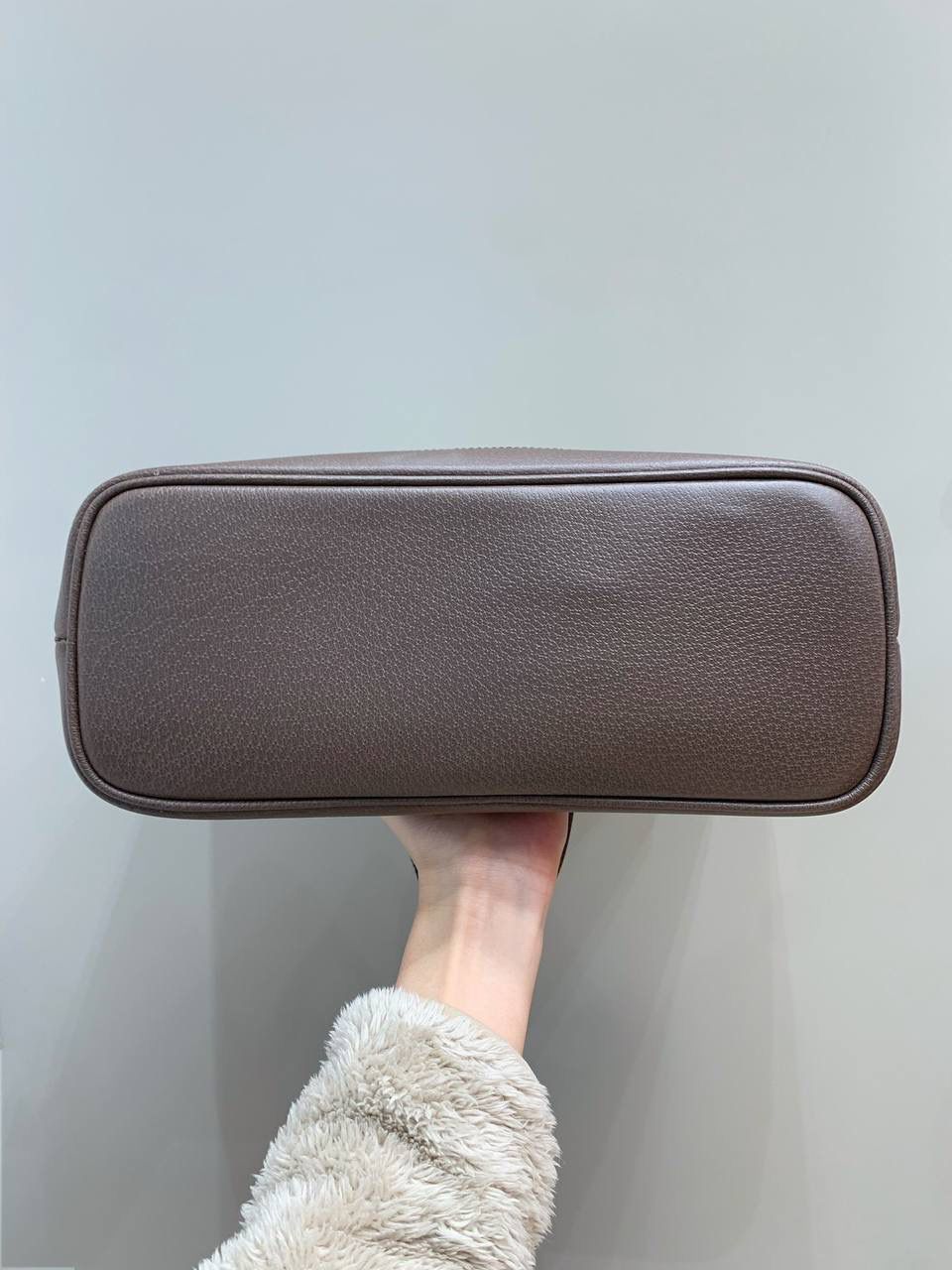 新背景实拍正品级 🎀Gucc1 Ophidia迷你托特包 (原厂皮最高版本） 可可爱爱的一只手提肩背托特包， 呼声超高超高，实物我超级无敌爱！ 很适合现在的美拉德风，大小尺寸刚刚好 腋下和手提都炒鸡好看，很通勤！ 自重很轻，背上完全没有负担感，肩膀不会痛 背上它真的走到哪都被夸，强烈推荐入手！ 型号765043；尺寸31/25/13cm