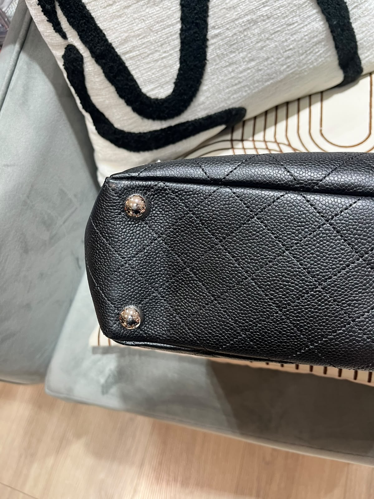 Chanel Shoulder Bag Calfskin 黑色魚子醬牛皮100%Authentic, 98%New ✅19 Card✅Dust bag