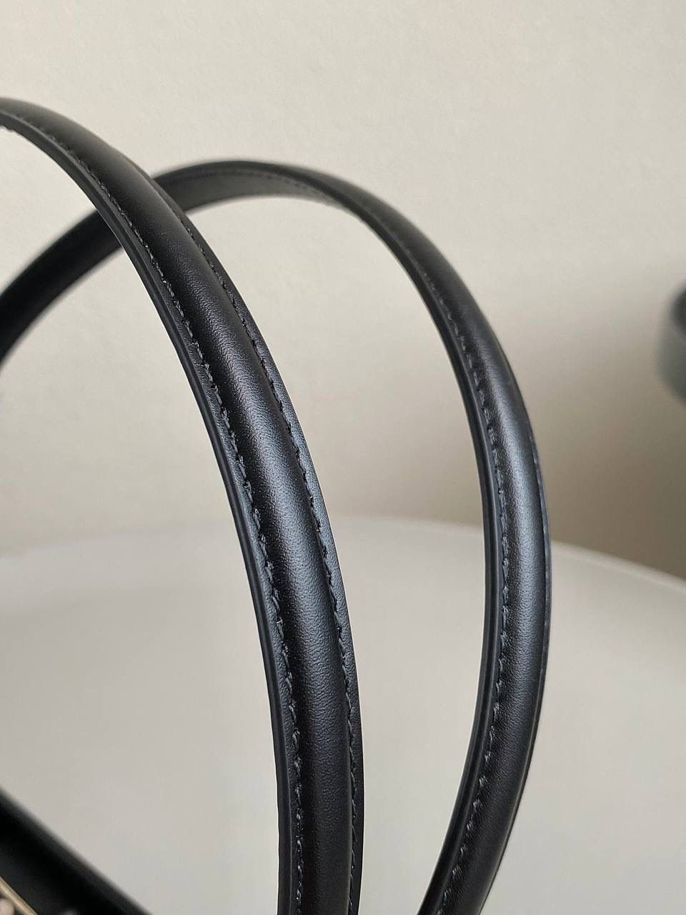 🈶 黑色中号 𝗗𝗜𝗢𝗥 𝗞𝗲𝘆手袋/腋下包 啊啊啊贵妇们还没买的都看过来 如此复古法式浪漫的包一定要拎在你手上 首批即出即断！都在翻单再翻单了！！ 早已大火全网时髦界，没有人不爱啊 独特的梯形包身➕细长手柄，优雅高贵 它的悬锁更是绝绝子，两个尺寸可选 小个子女生也可放心的冲大号 日常通勤什么大场合都能给你冲锋 拿捏得恰到好处，找不出一处缺点地方 真是把复古风玩得明明白白，美死了！！ 中号：27×16.5×13.5cm，#6098m 小号：22x12.5x12cm