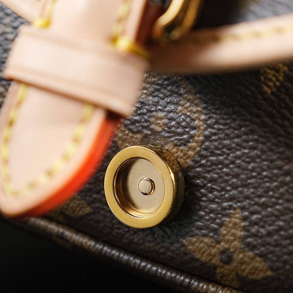 𝐒𝐀𝐔𝐌𝐔𝐑 𝐁𝐁 双子星系列🎀 ❐ 尺寸:20*16*7.5cm ❐ 𝑺𝑨𝑼𝑴𝑼𝑹 𝑩𝑩系列，已成为“必入包王款” 经典的老花配色，简约复古、双子星本身的气场就自带氛围、上身的颜值视觉更是出乎意料的高级！🤩✨ 习惯性解放双手，肩带既可灵活调节，容纳量更是感人！一包多种背法，不分任何季节的百搭！ 相信我，这款必冲，至今为止一直在溢价的王牌大爆款！👜🔥