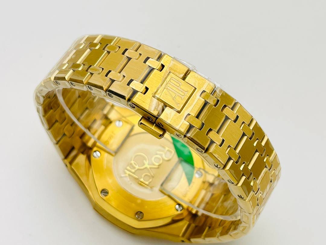 AP爱.彼皇家橡树系列26331OR多功能计时机械腕表41MM！ 1⃣️【机芯】7750改原装机芯 6字位小秒 功能与原装一致！ 2⃣️【表镜】表镜选用进口蓝宝石玻璃镜面！ 3⃣️【表壳】采用进口316精钢表壳，表壳通过拉丝和部分抛光打磨处理之后，忽明忽暗展现出精致而硬气的独特气质！ 4⃣️【头粒】头粒设计与专柜一致可以微调 佩戴更佳贴手舒适 经过多道工序的打磨和磨砂处理，终把AP特有的八角型表圈表达出棱角分明的线条！ 5⃣️【表盘】超强夜光显示，可以在任何环境下读取时间！