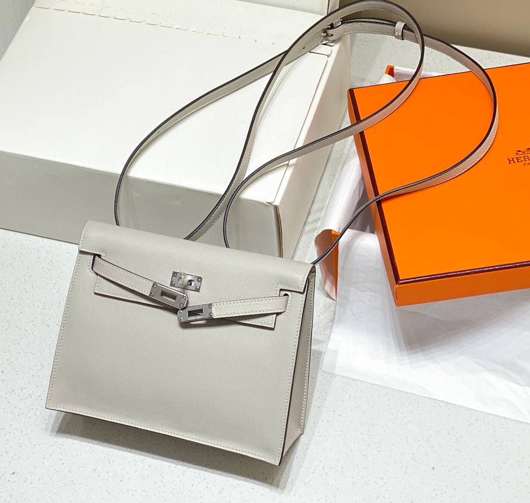 『珍珠灰·银』 ‘’Kᴇʟʟʏ ᴅᴀɴsᴇ • Evercolor 🎀 时尚圈就是一个圆！ 最厉害的就是六种背法： 斜背、侧背、肩背、腰包、背包、手包 集美们一定要安排起来‼️ 22Cm