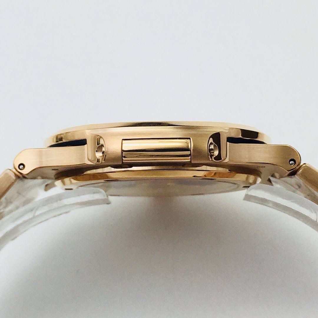 新力作 V4超级升级版 百达.翡丽鹦鹉螺重磅来袭！ 1：第一款真正意义上的超级鹦鹉螺，震撼来袭，全新修正的不锈钢表带，铰链部分根据真正的百达翡丽鹦鹉螺不锈钢表带拆解开发，和正品一致的贴合效果！ 2：逆袭之前所有副本，铰链开合角度和正品一致，锁毕声音和正品相同！ 3：重点指出此次V4版的面盘在采用与真品一致的覆荧光涂层金质立体时标，特别突出的“蓝魅”面无限接近原版！ 4：机芯方面是全新订制的修正版的一体芯Cal.324机芯，是目前唯一做到机芯的钢印与正品一样的雕刻工艺。