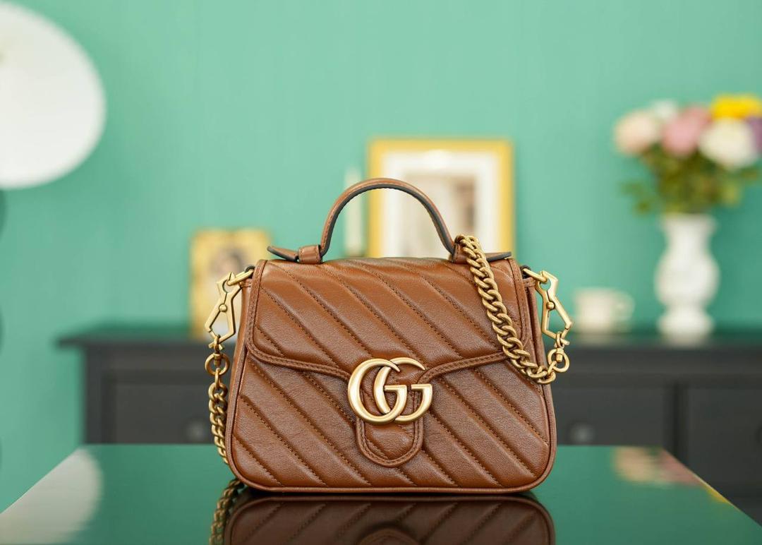 👜🔥Marmont系列绗缝手提包邮差包 焦糖色 21cm （原厂皮 全铜五金） 正品售价,500 独家原厂皮发售 限量级别 意大利原材料开发，这个大小简直是最完美的尺寸，什么随身携带的东西都可以轻松收纳，能手拎也可以单肩斜挎，自重轻，超级百搭不挑人~好看极了！！！ 官方款号 547260 尺寸大号：27x19x10.5cm 小号：21x15x8cm