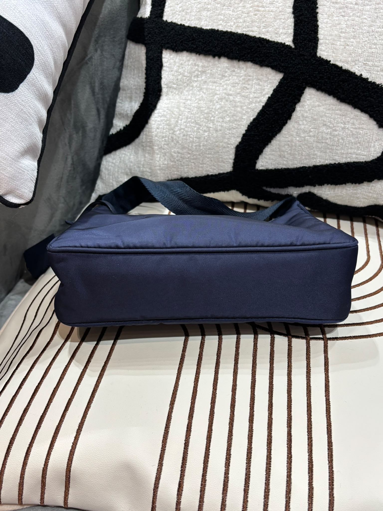 Prada re-edition 2000 re-Nylon Hobo Bag Navy 100%Authentic, 95%New