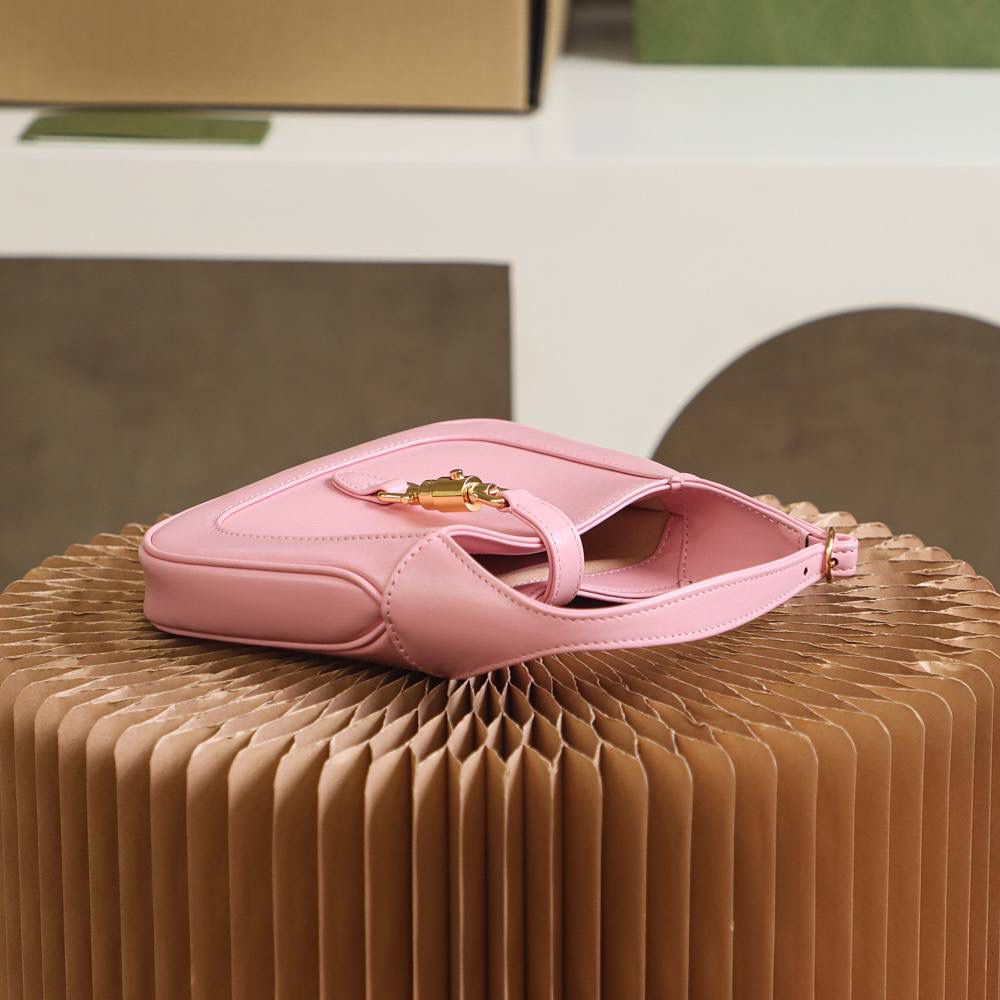 𝐉𝐚𝐜𝐤𝐢𝐞 𝐌𝐢𝐧𝐢 𝟭𝟵𝟲𝟭 ➻637091 原厂皮 ▶尺寸：19*13*3cm 经典𝐉𝐚𝐜𝐤𝐢𝐞 1961系列经典回归， 重新推出精致小巧的𝐌𝐢𝐧𝐢设计， 具有辨别度的样貌重回时尚前沿， 经典的样貌注入现代的时尚元素， 更加复古有高级感， 小巧的包身越看越喜欢， 两条肩带的设计， 更是让你拥有不同的感觉！🌈