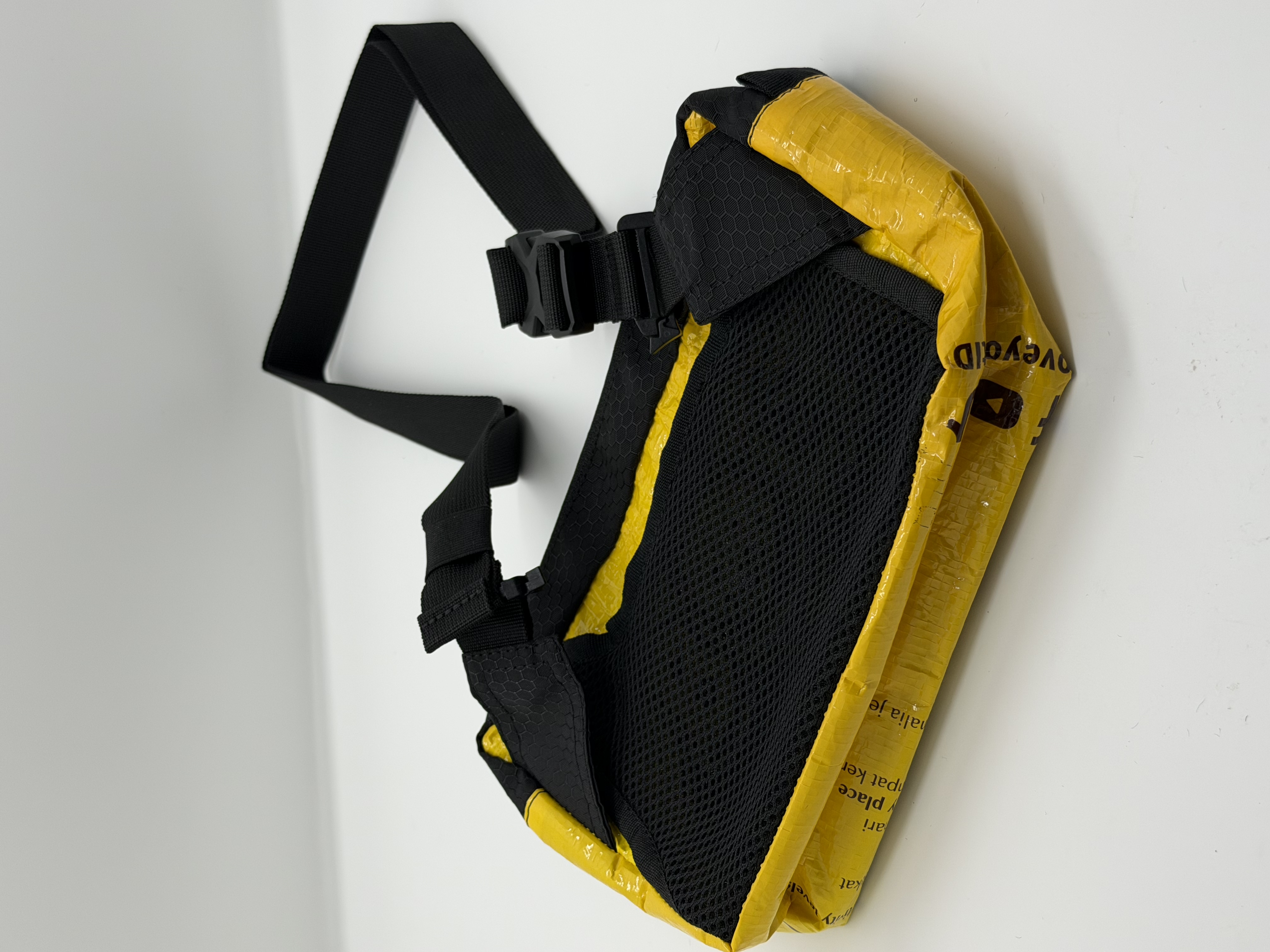 印尼品牌YSR Fanny bag 腰包 斜包  <好物分享> 這個以製作貓糧袋而留下來的邊角，再度升級造成fanny pack腰包/胸包，簡直是up上up的玩法。  而做出來的腰包不但外型盞鬼，而且容量也不少，出街放齊電話銀包紙巾也絕對不是問題。   由於每個都是運用做背囊下來的邊角再製作，所以不能保證每個包的圖案/位置/拼貼能達到一模一樣。  如果看見喜歡的顏色，又喜歡圖案的位置，而且每個都是獨一無二，就不要猶豫了！🙌  產品手工量度尺寸為： 21cm x 13cm x 6cm  重量：+/-126g