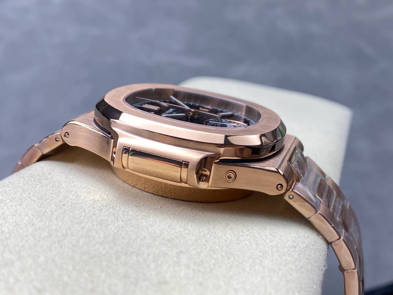 V2版真功能🌐真小秒！3K工厂 百达翡丽鹦鹉螺5980/1A-014多功能计时腕表V2版本，真小秒、真功能！【表壳】腕表尺寸40.5毫米，同正品一致的枕型表壳采用正面拉丝，侧面抛光的两种工艺组合，层次感分明，质感十足。尽显精湛工艺。【表带】采用原装表带一比一量身打造，每节表带的中央抛光部位，都能呈现钻石的形状，尽显高级质感。【机芯】3K厂采用定制版PP.CH28-520机芯，完美还原正品，时分秒，日期，和计时大秒功能。3K匠心之作，欢迎各位表友品鉴🌐