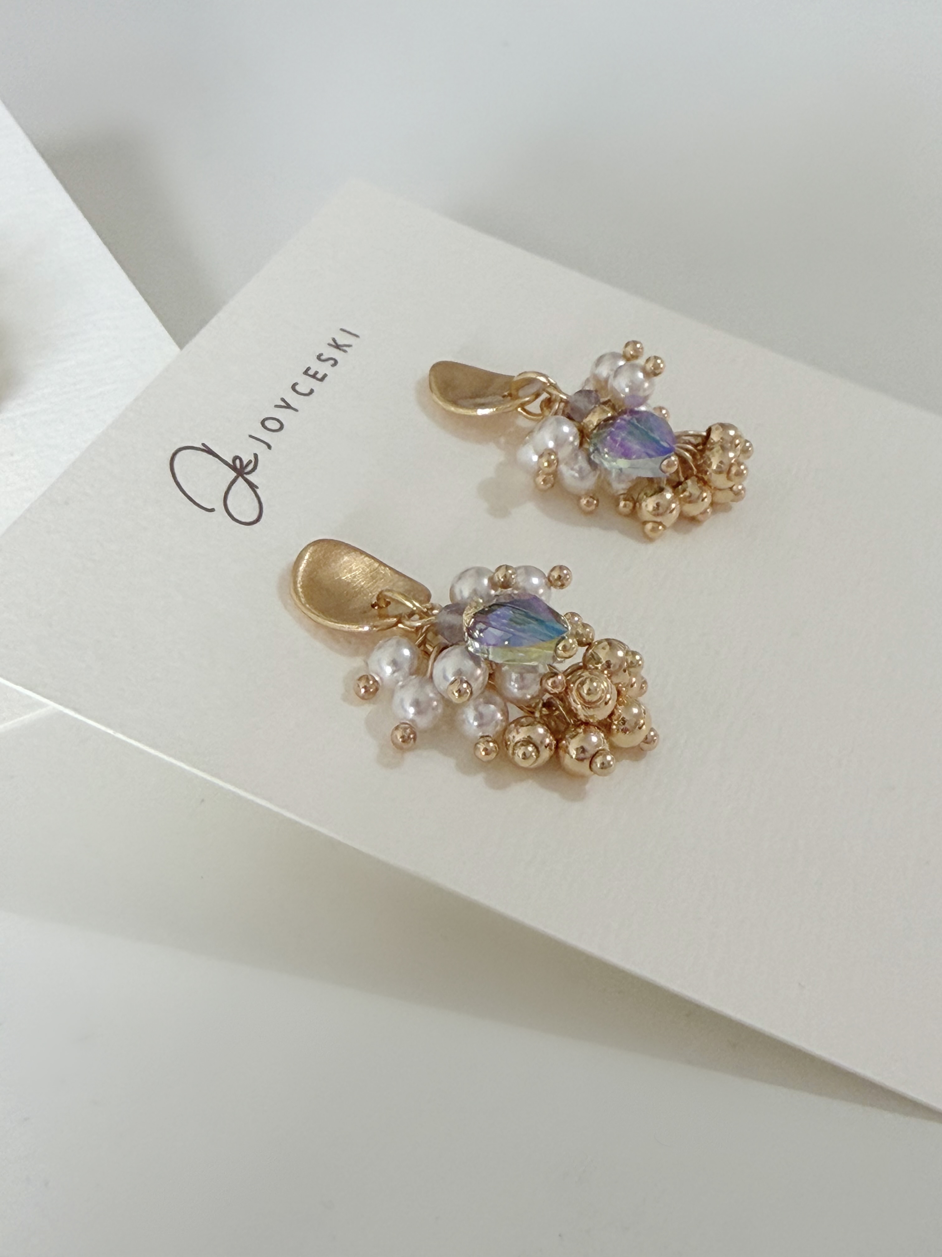 幻彩紫愛心流穗波波球長款耳環/ 白珍珠x金色($198)