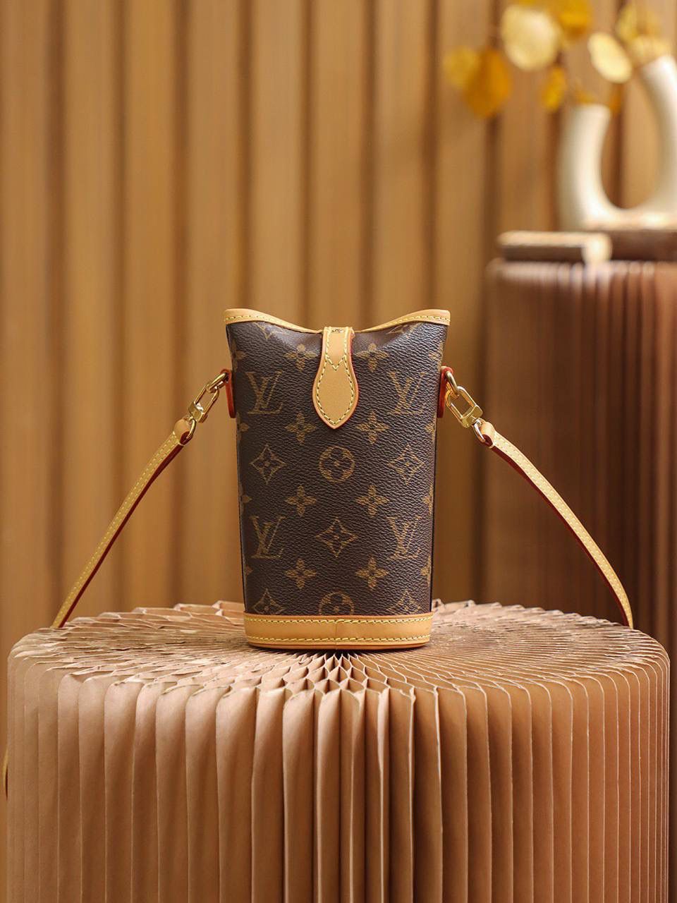 LV Fold Me 手拿包 👜✨ 特级原厂 · 老花 📏 尺寸：14.5 × 18 × 6.5 cm Fold Me 是小巧可爱的款～ 包型是长方形加椭圆设计，大家都叫它 Mini 薯条包 🍟 折叠式磁扣设计，开合很方便～ 可以当手拿包，也可以肩背 / 斜挎，复古又好看 💕 包包小小一个，但颜值真的很高 😍