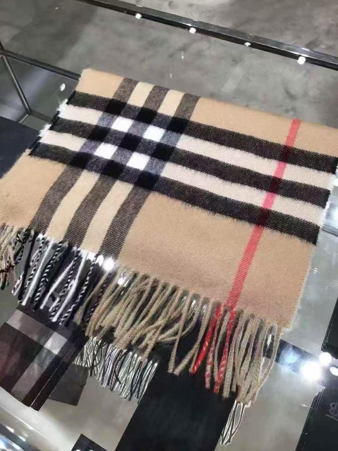 預購 Burberry 經典格紋單面羊絨圍巾🉐 經典款，純羊絨的 尺寸：168x30cm。男女都可戴