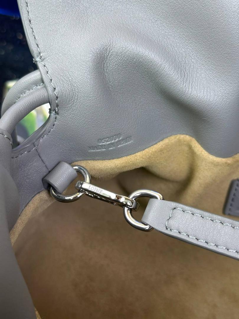 全新升级—𝙁𝙡𝙖𝙢𝙚𝙣𝙘𝙤出货啦✅ ❤️升级版福袋正面新增品牌烫金𝙇𝙤𝙜𝙤代替压印𝙇𝙤𝙜𝙤，肩带加宽同时增加两侧狗扣五金代替原本皮穿扣肩带，精致又便捷🥰 ❤️独家定制皮料五金，小牛皮皮质手感十分柔软且耐用，肩带🉑拆卸🉑调节，多种背法任你选择，容量超大，日常出行必备😍 ❤️独家品控，完全对版细节，全套礼盒🎁包装给你满满的仪式感🥰 迷你尺寸：𝟐𝟑.𝟗-𝟏𝟖-𝟗𝐜𝐦 款号：052030珍珠灰/新